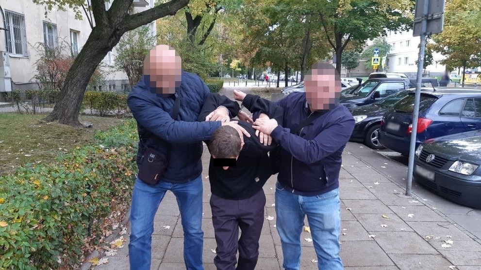 Zlodej sa vydával za figurínu.