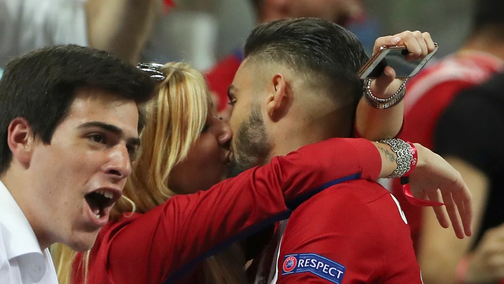Yannick Carrasco dostáva bozk po strelení vyrovnávajúceho gólu na 1:1 počas  finálového zápasu futbalovej Ligy majstrov.