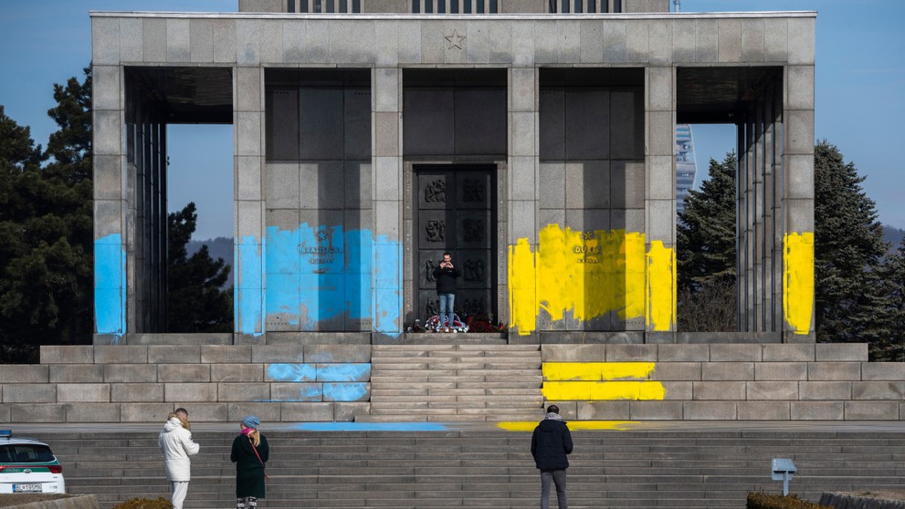 Neznám páchateľ poškodil pamätník Slavín v Bratislave.