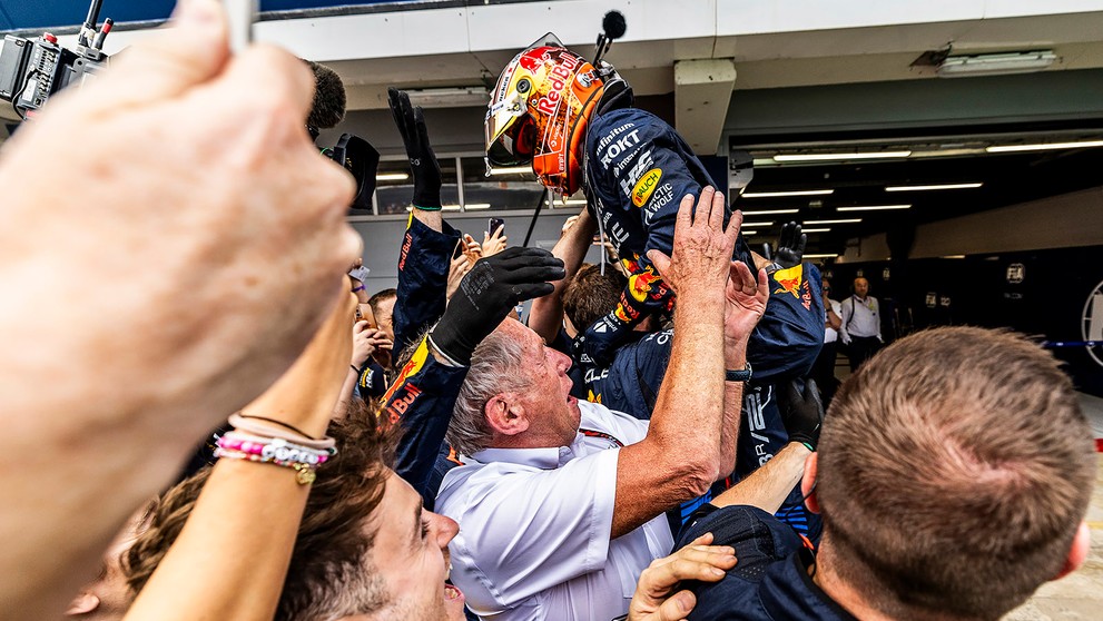 Holanďan Max Verstappen opäť oslavoval triumf.