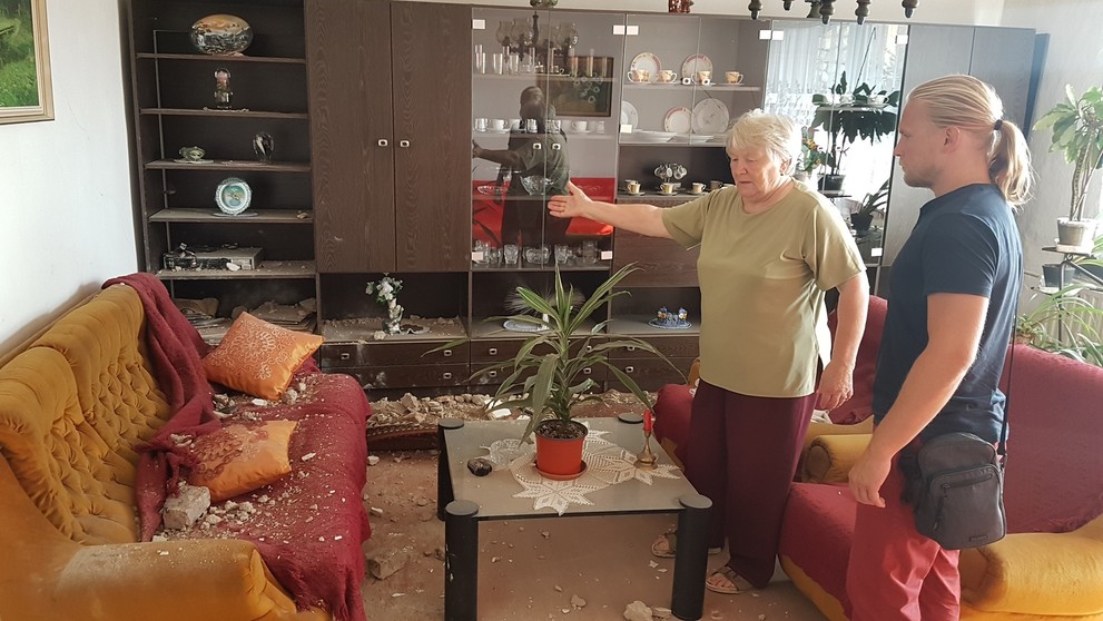 Dom vyzerá ako po výbuchu.