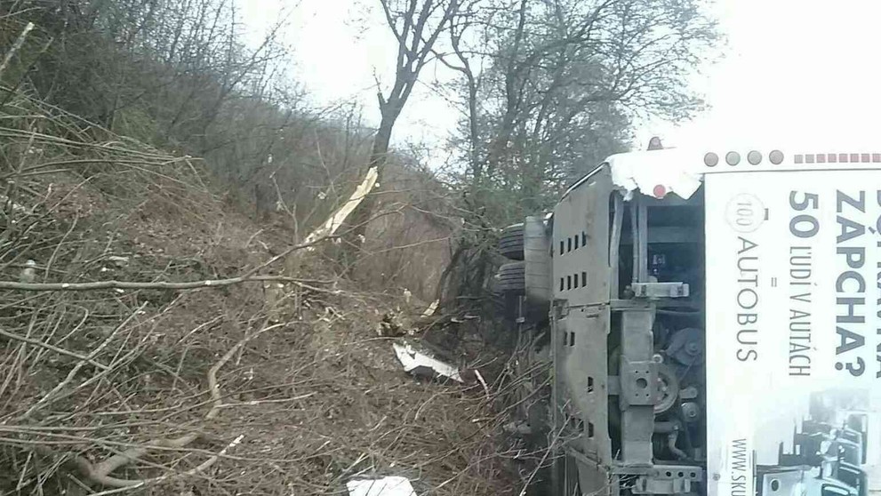 Prevrátený autobus v Jasove.