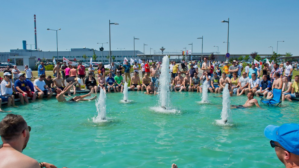 Na snímke štrajkujúci pracovníci automobilky Volkswagen Slovakia