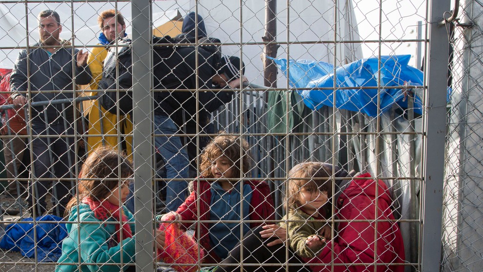 Na grécko-macedónskych hraniciach uviazlo vyše 7000 migrantov.