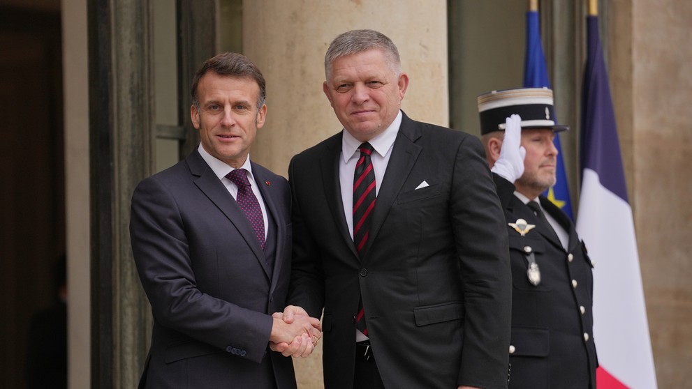 Slovenského premiéra Roberta Fica prijal v Elizejskom paláci francúzsky prezident Emmanuel Macron.