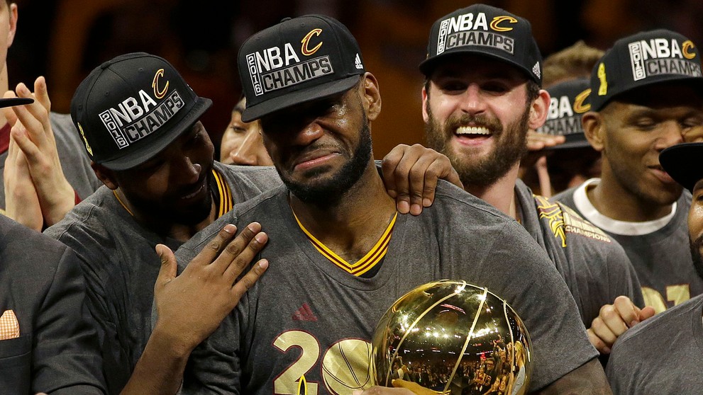 Dojatý LeBron James s trofej pre šampiónov NBA.