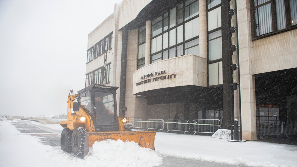 Traktor so snežným pluhom pred parlamentom.