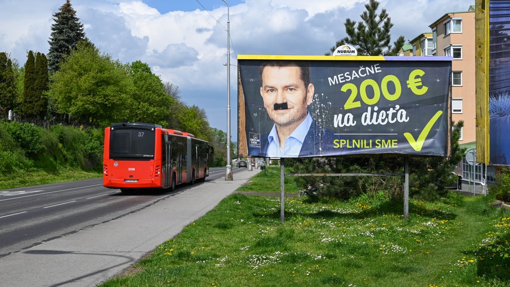 Pokreslené bilbordy hnutia OĽANO, SaS a Demokratov