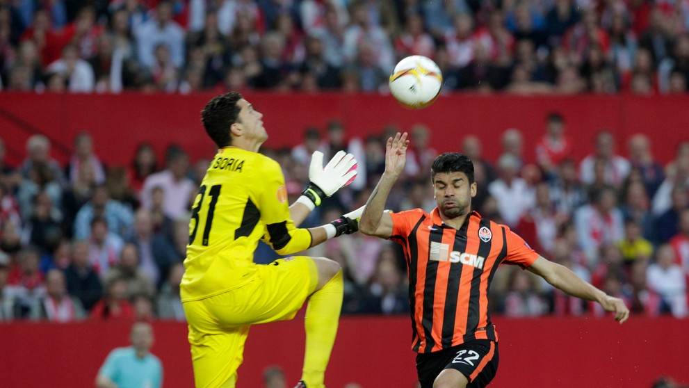 Eduardo (napravo) z Donecku v súboji s brankárom Seville Soriom v odvetnom dueli semifinále EL.