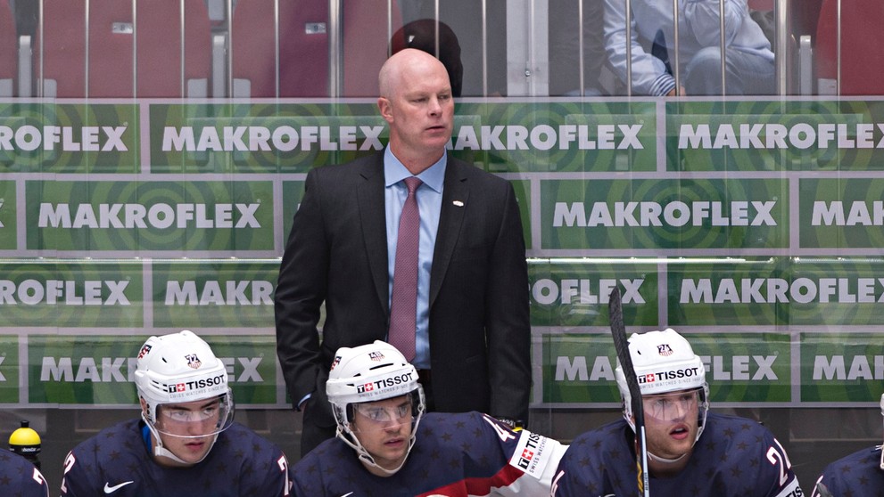 Na snímke kouč americkej reprezentácie John Hynes so svojimi zverencami počas základnej B-skupiny proti Kanade na MS v Rusku.