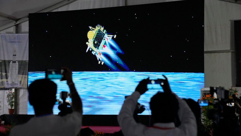 Novinári sledujú v budove Indickej vesmírnej agentúry pristávací manéver lunárnej sondy.