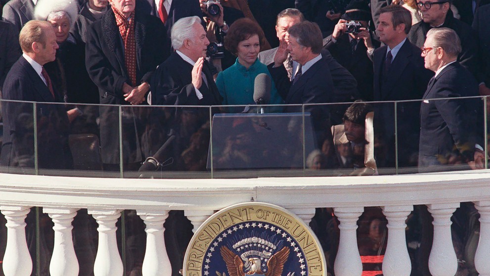 Jimmy Carter skladá prísahu, keď jeho manželka Rosalynn drží rodinnú Bibliu počas inauguračného ceremoniálu v januári 1977.