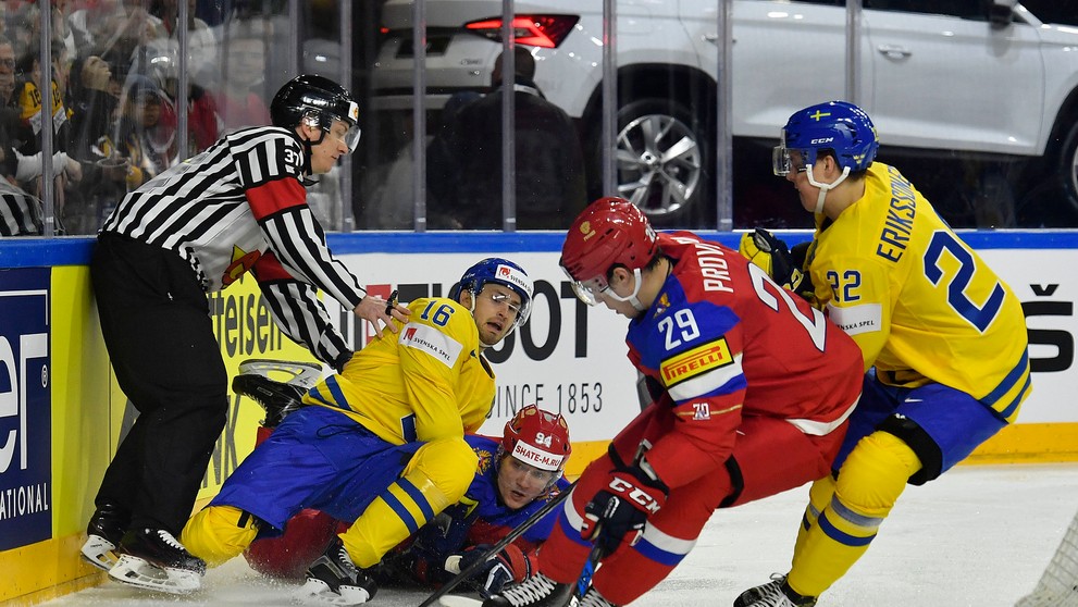 Joel Eriksson Ek (vpravo) zo Švédska atakuje Rusa Ivana Provorova na MS 2017.