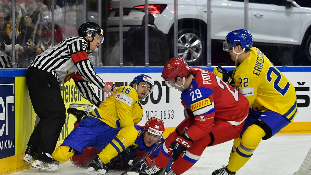 Joel Eriksson Ek (vpravo) zo Švédska atakuje Rusa Ivana Provorova na MS 2017.