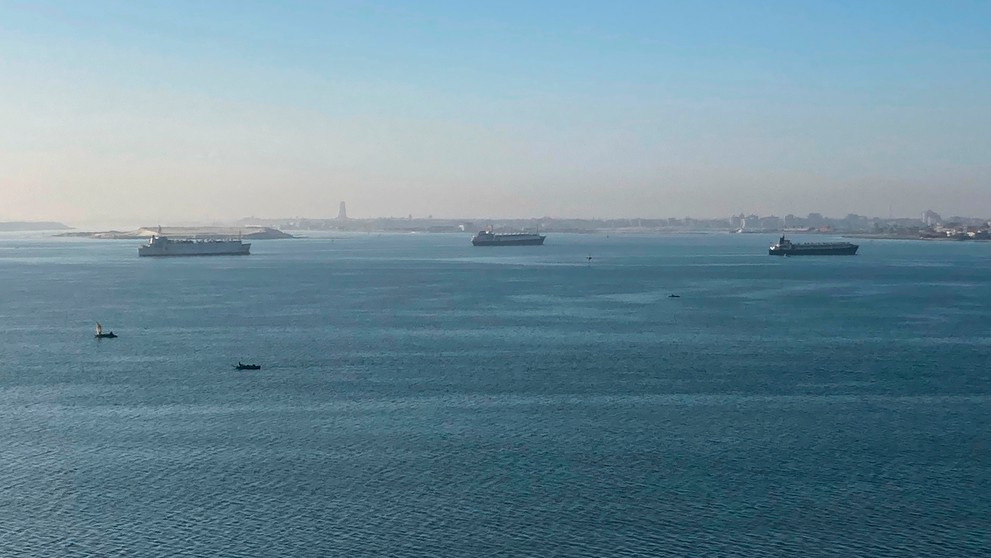 Nákladná loď zablokovala Suezský prieplav