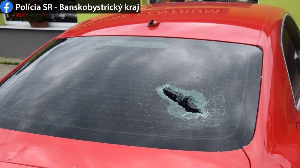 Poškodená kapota na Audi RS5 v Hriňovej.