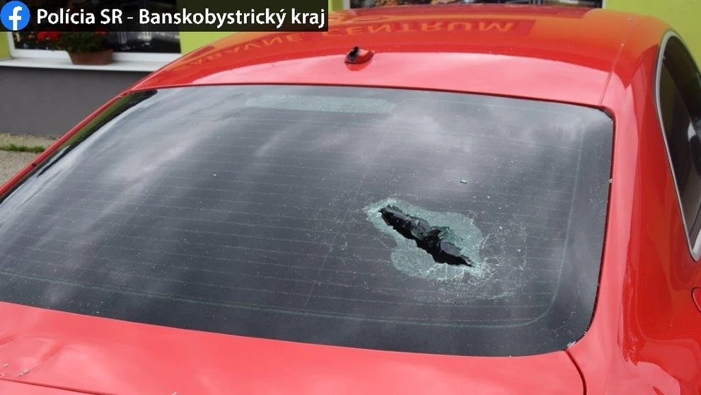 Poškodená kapota na Audi RS5 v Hriňovej.