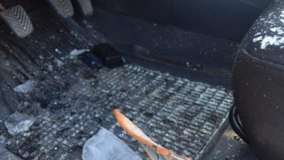 Vodiča počas jazdy zasiahli kusy ľadu.