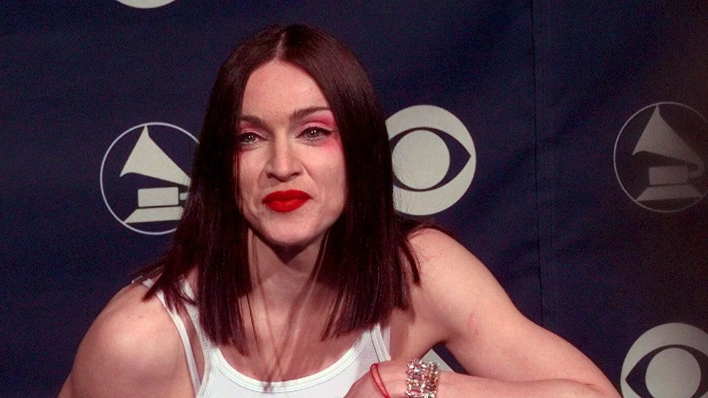 Madonna pózuje so štyrmi cenami Grammy, ktoré dostala za svoj album "Ray of Light" 24. februára 1999.