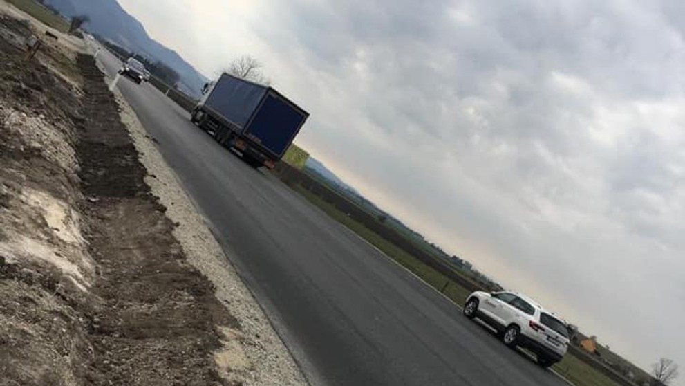 Doprava na ceste I/65 medzi Turčianskymi Teplicami a Príbovcami s novou cestou.