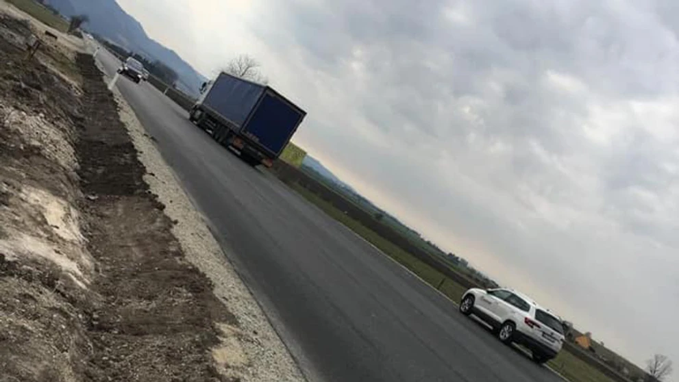 Doprava na ceste I/65 medzi Turčianskymi Teplicami a Príbovcami s novou cestou.