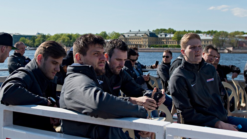 Slovenskí hokejoví reprezentanti si spestrili voľný deň na Majstrovstvách sveta v ruskom Petrohrade výletom vyhliadkovou loďou.