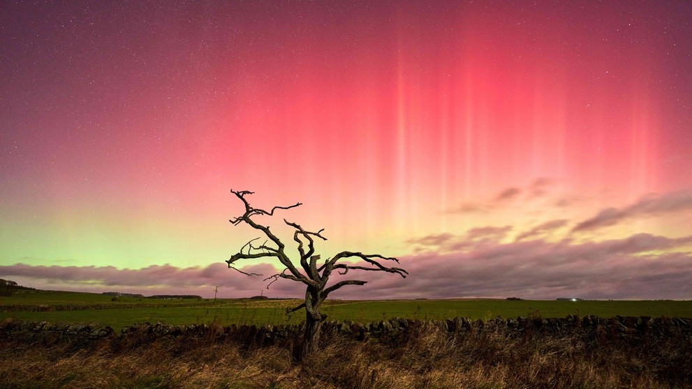 Polárna žiara nad Northumberlandom v Anglicku.