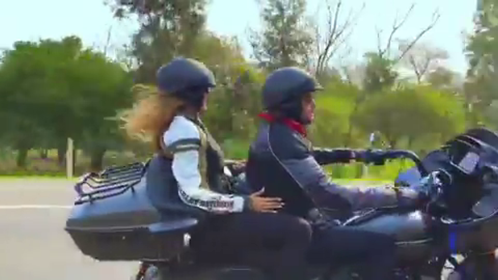 Mario Cimarro a Bronislava Gregušová na motorke v Paraguaji