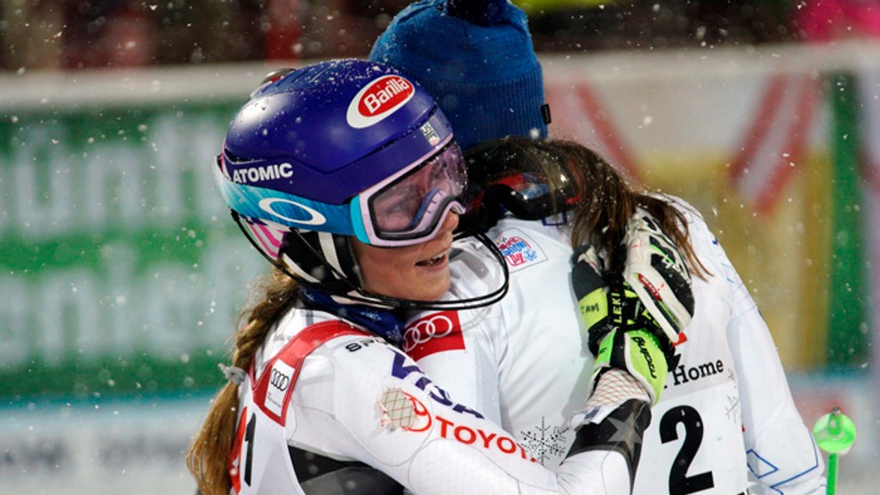 Veronika Velez-Zuzulová (vľavo) gratuluje Petre Vlhovej k víťazstvu v slalome vo Flachau.