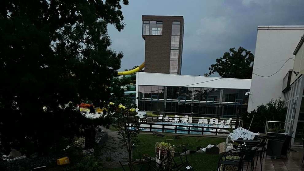 Zničené termálne kúpalisko po búrke v Poľnom Kesove.