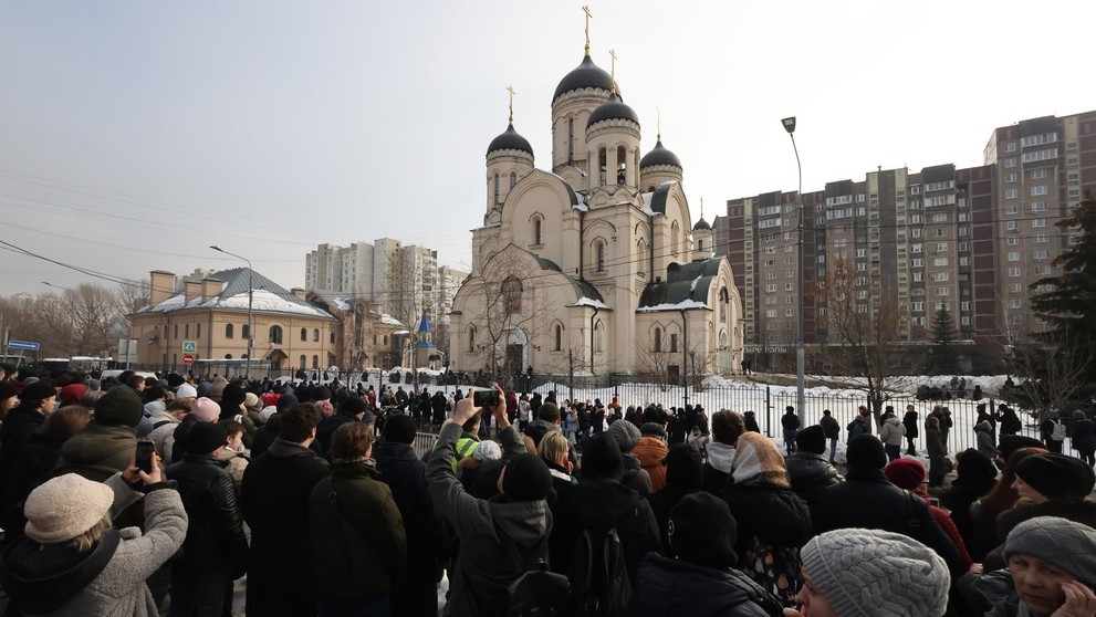 Tisícky ľudí, ktorí sa prišli rozlúčiť s Navaľným, počas vykladania rakvy skandovali jeho meno. 