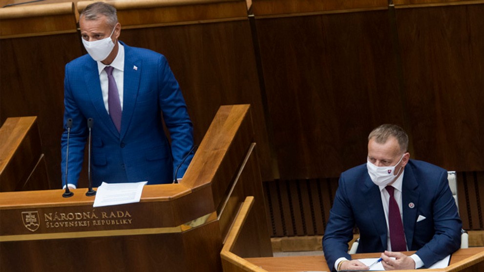 Mladíci zbierajú odpadky.