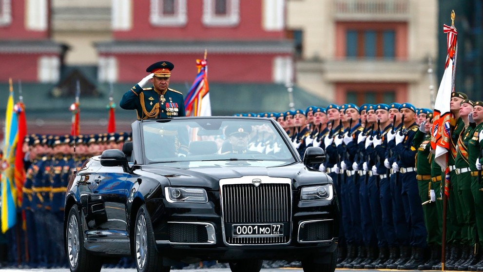 Ruský minister obrany Sergej Šojgu zdraví vojakov z limuzíny Aurus Senat počas vojenskej prehliadky na Červenom námestí v Moskve