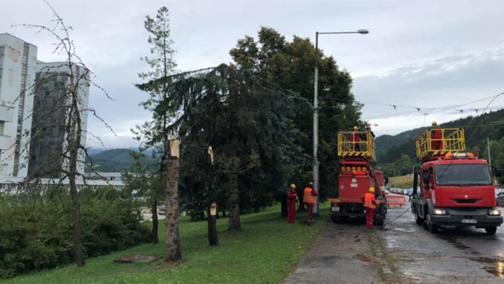 Búrka spôsobila aj škody na trolejbusovom vedení pri nemocnici v Banskej Bystrici.