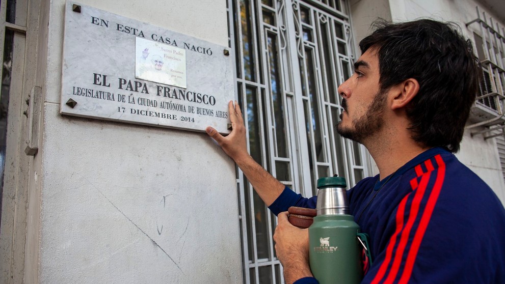 Muž si prišiel uctiť pápež Františka pred dom v Buenos Aires, v ktorom sa narodil.