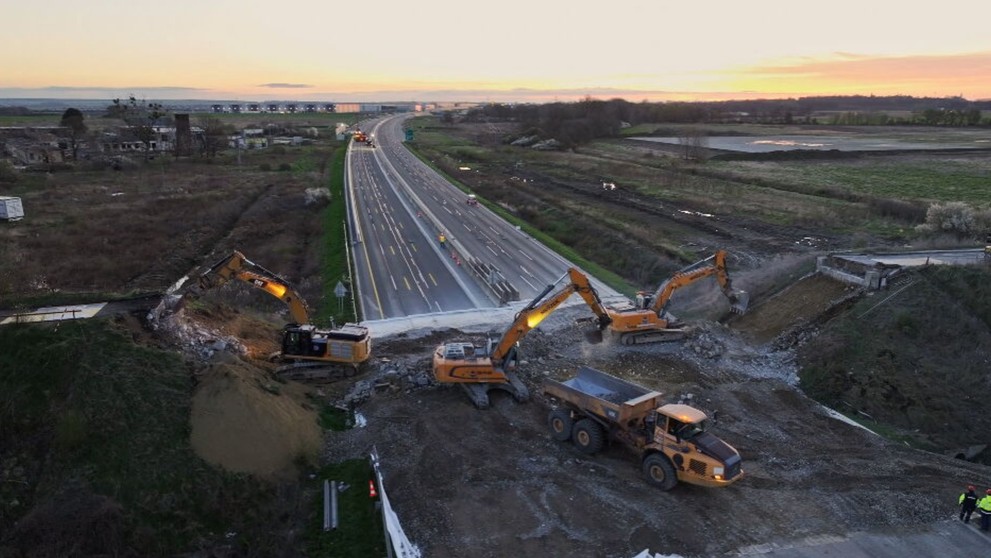 Búranie mosta na D1.