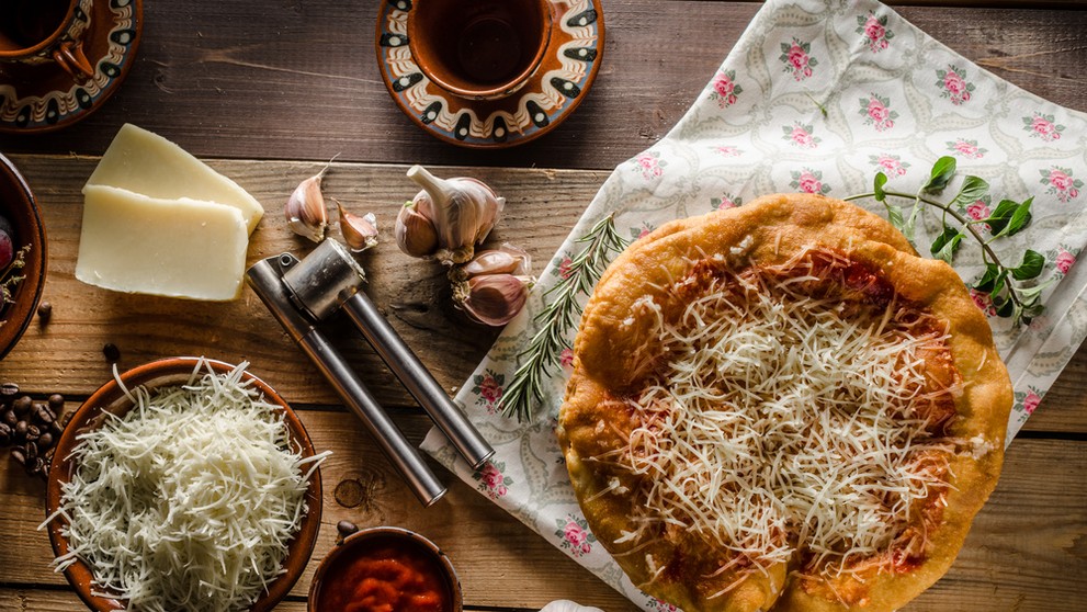 Langoš so šunkou, slaninou, paprikou a syrom. 