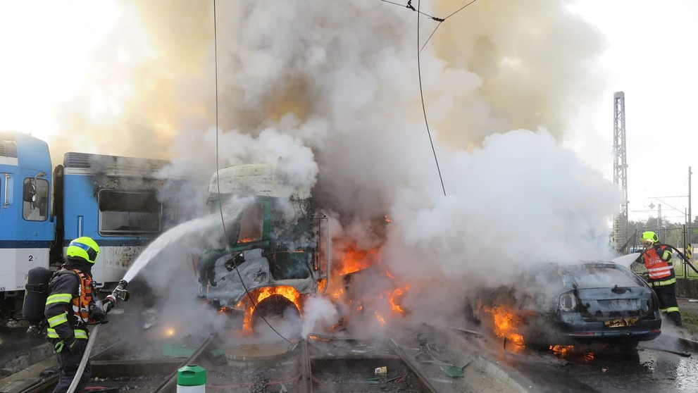 Zrážka vlaku s kamiónom a osobným autom