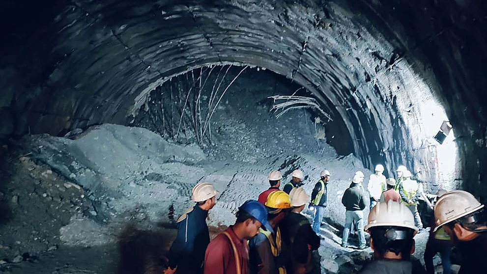 Zasypaný tunel uväznil robotníkov.