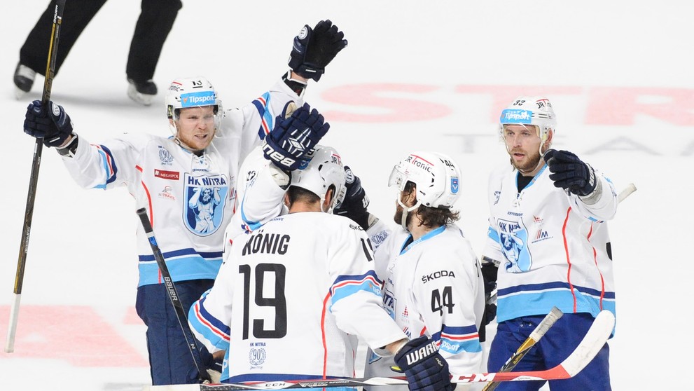 Radosť hráčov Nitry po góle do siete Banskej Bystrice.