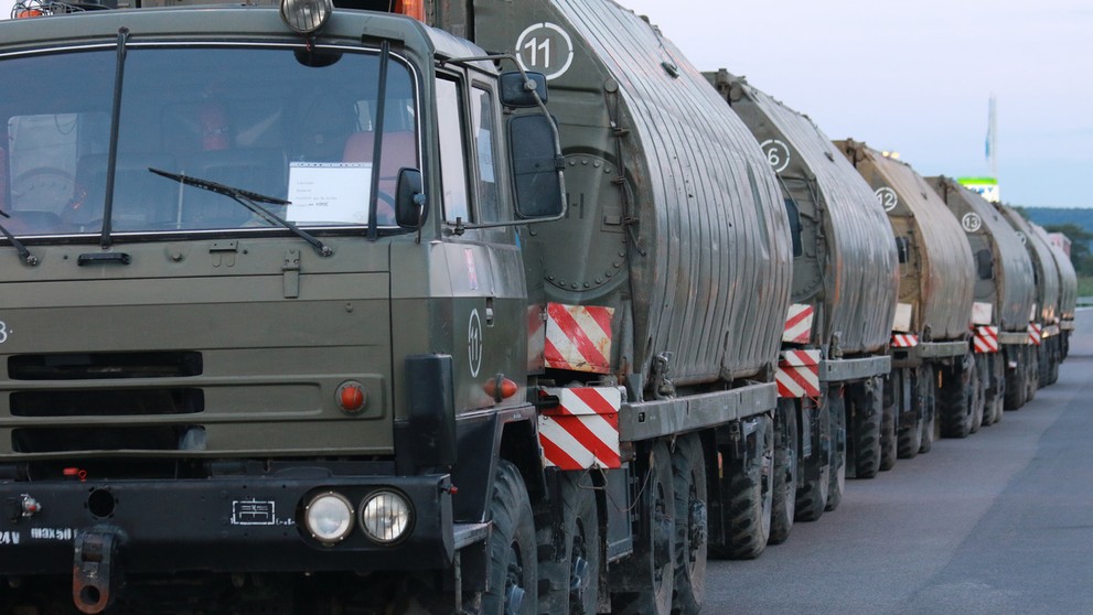 Presun vojenskej techniky na ceste medzi Sereďou a Lešťou