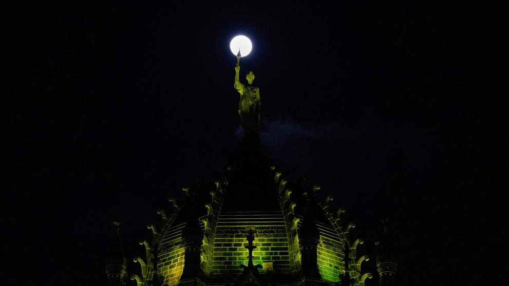 Novembrový superspln