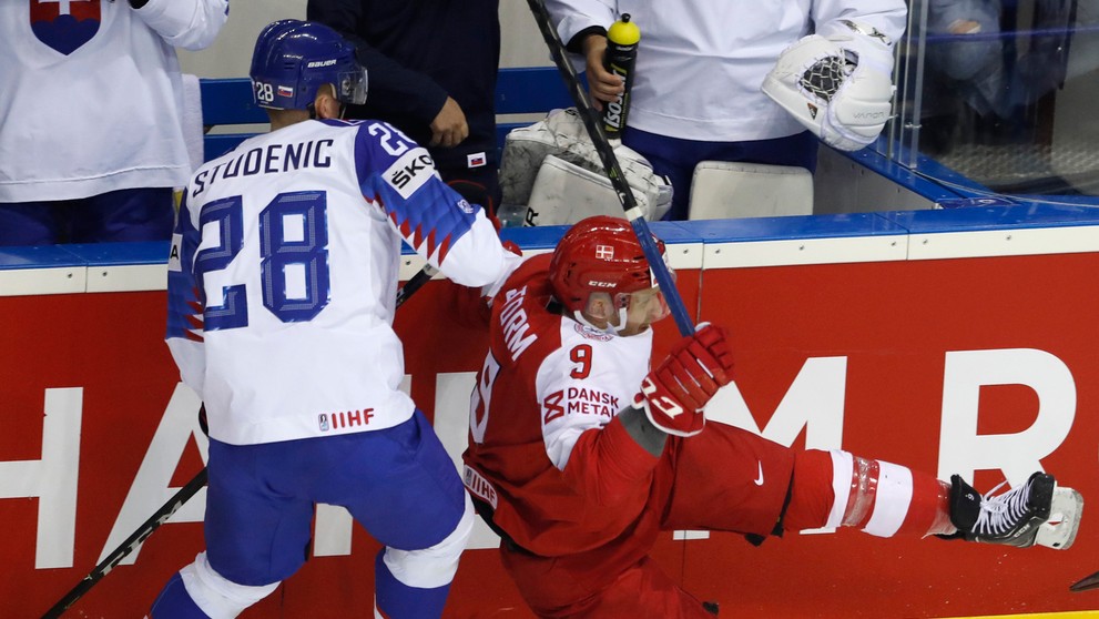 Dán Nick Olsen útočí na gólmana Denisa Godlu v zápase na MS 2019.