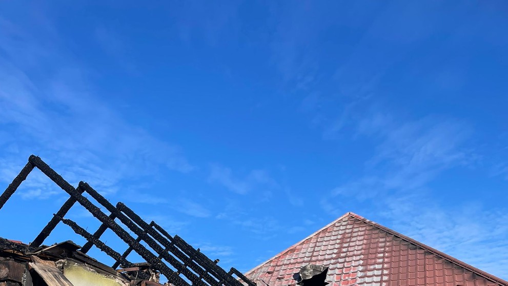 Požiar zasiahol strechu rodinného domu, autodielňu s piatimi motorovými vozidlami a priľahlé hospodárske budovy