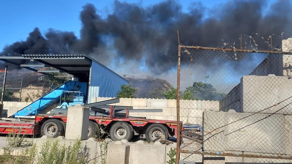 Nelegálna skládka v Bratislave je v plameňoch.