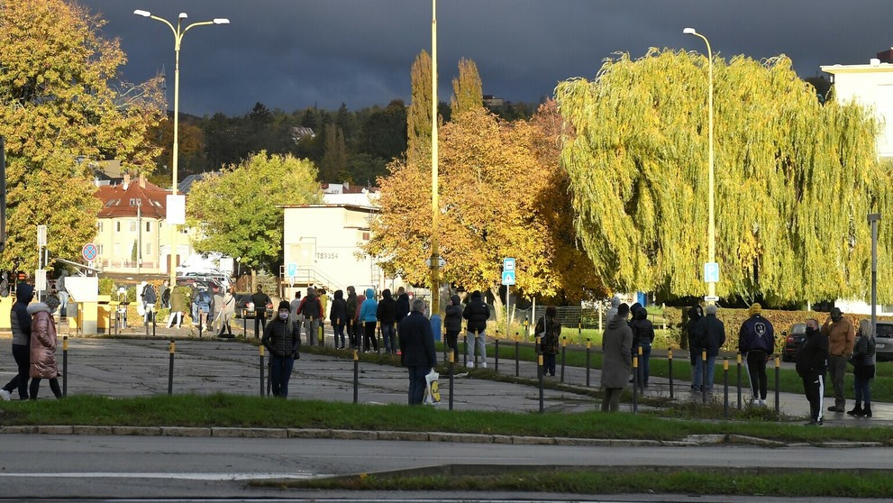 Ľudia čakajú na testovanie (archívna snímka)