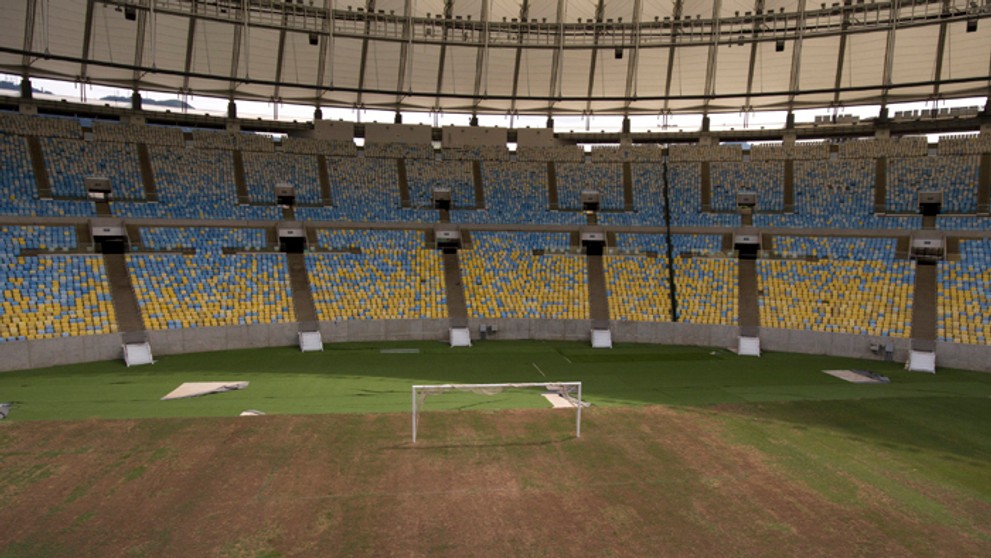 Vyschnutý trávnik na futbalovom štadióne Maracana.