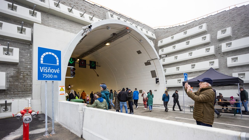 Ľudia vstupujú do tunela Višňové počas podujatia Deň otvoreného tunela.