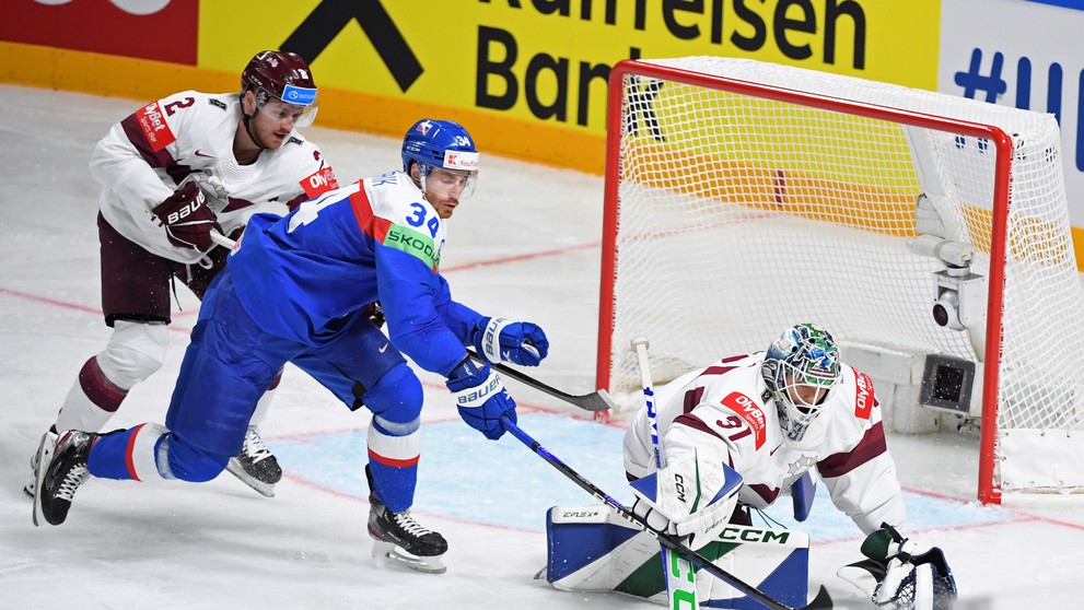 Karlis Čukste (Lotyšsko), Peter Cehlárik a lotyšský brankár Arturs Šilovs v zápase základnej B-skupiny Slovensko - Lotyšsko