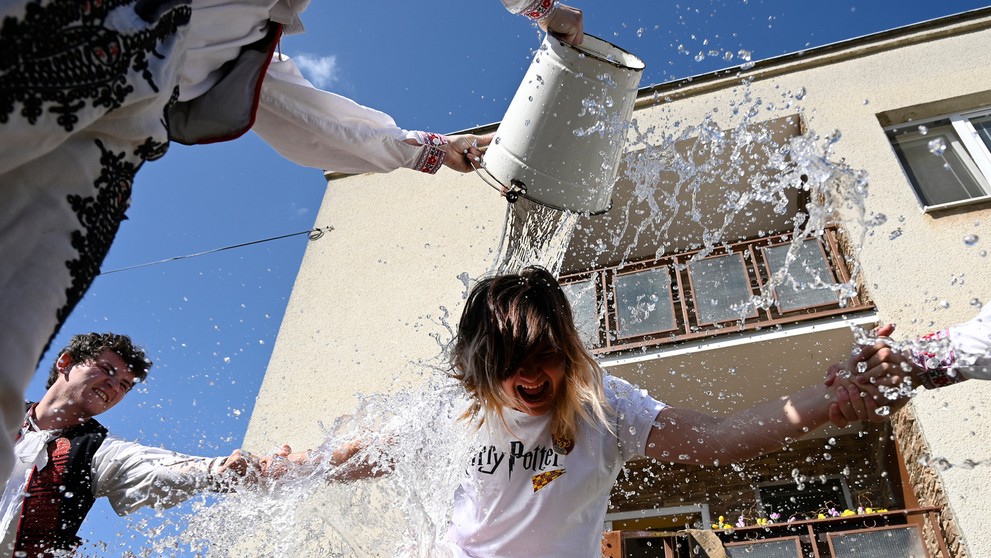 Mládenci z obce Selec neďaleko Trenčína počas oblievačky.